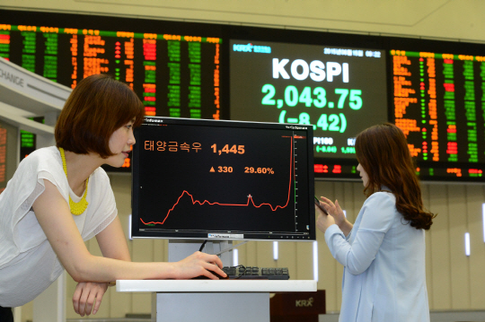 주식시장의 가격제한폭이 상하 30%까지 확대된 15일 오전 서울 영등포구 여의동 한국거래소에서 한 직원이 이날 가격제한폭인 30% 급등해 첫 상한가 진입 종목으로 기록된 태양금속우(우선주)의 주가를 지켜보고있다.