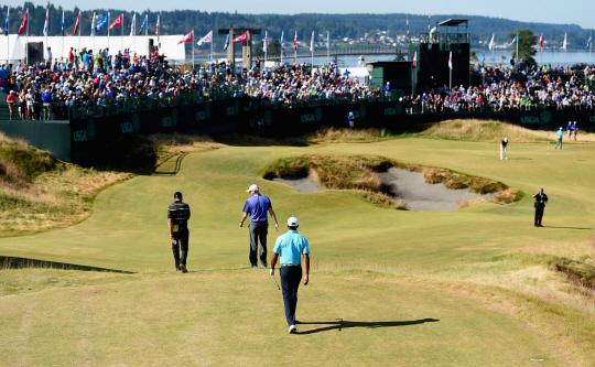 타이거 우즈(뒤)가 US오픈 개막을 이틀 앞둔 16일(한국시간) 대회가 열리는 미국 워싱턴주 시애틀 인근 체임버스 베이 골프장에서 연습라운드 도중 페어웨이를 걸어가고 있다. AFP연합뉴스