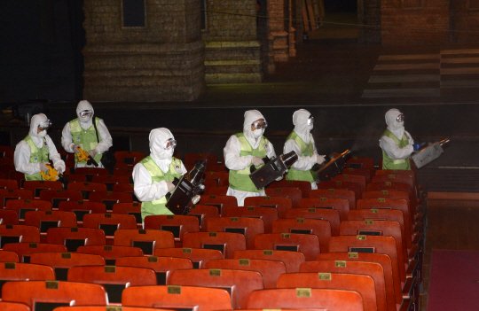 16일 오전 서울 세종문화회관 대극장에서 방역업체 직원들이 중동호흡기증후군(메르스) 예방을 위해 살균 소독 작업을 하고 있다.