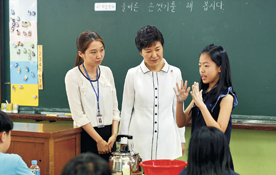 박근혜 대통령이 16일 오전 중동호흡기증후군(메르스) 확산으로 휴업했다가 최근 수업을 재개한 서울 강남구 대모초등학교를 방문해 손씻기 실습 수업을 참관하고 있다.   연합뉴스