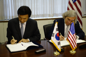 윤병세(왼쪽) 외교부 장관과 어니스트 모니즈 미국 에너지부 장관이 15일 오후(한국시간 16일 오전) 워싱턴DC 에너지부 본부에서 42년 만에 개정된 새로운 한미원자력협정문에 서명하고 있다.