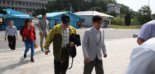 지난 5월 북·중 접경지역에서 북한에 입국한 것으로 알려진 이모(왼쪽 네 번째) 씨와 진모(〃두 번째) 씨가 17일 오전 판문점을 통해 남측으로 송환되고 있다.  통일부 제공