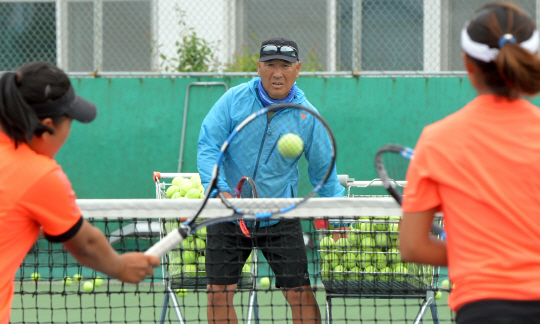 지난 15일 강릉정보공업고등학교 테니스장에서 이승수 코치가 학생들을 지도하고 있다.  김낙중 기자 sanjoong@