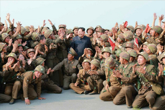 김정은(뒤에서 두 번째 줄 가운데) 북한 국방위원회 제1위원장이 인민군 항공·반항공군·3군단 산하 중대들이 참가한 사격경기를 참관하고 1위를 차지한 고사포병 군관학교 장병들과 기념사진을 찍었다고 노동신문이 18일 전했다.