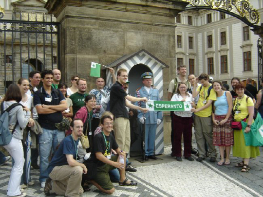 지난 2009년 7월 국제 청년 에스페란토 회의(International Youth Congress of Esperanto·IJK) 소속 회원들이 가이드 없이 현지 에스페란토 사용자들의 도움으로 영국과 체코 등 유럽 각국을 여행할 당시 프라하 대통령궁 앞에서 사진을 찍고 있다.