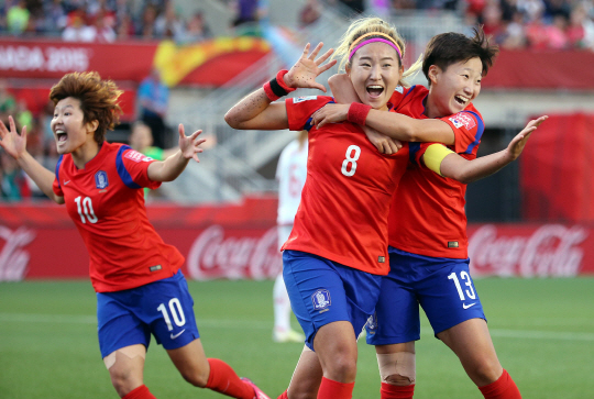 여자축구대표팀의 조소현(가운데)이 18일(한국시간) 캐나다 오타와 랜스다운 스타디움에서 열린 2015 여자월드컵 E조 조별리그 스페인과의 3차전에서 헤딩 동점골을 성공한 뒤 권하늘(오른쪽), 지소연과 함께 환호하고 있다. 대표팀은 스페인을 2-1로 누르고 사상 첫 16강에 진출했다.  연합뉴스