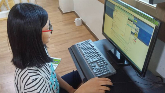 희망이음 무상 PC를 지원받은 땅끝마을지역아동센터(전남 해남)에서 한 어린이가 희망이음 교육강좌를 통해 학습을 하고 있다. (사진=희망이음 제공)
