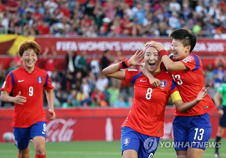 18일 오전(한국시간) 캐나다 오타와 랜스다운 경기장에서 열린 2015 캐나다 여자 월드컵 조별리그 한국과 스페인의 경기. 한국 조소현이 헤딩 골을 성공시킨 뒤 환호하고 있다. 사진=연합뉴스