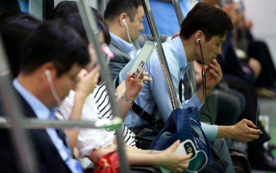 사람들이 모두 스마트 기기를 보고 있는 지하철 풍경은 이제 익숙하다. 편리함을 넘어 휴대전화가 없으면 불안하다면 당신도 아이디스오더일 가능성이 있다. 문화일보 자료사진
