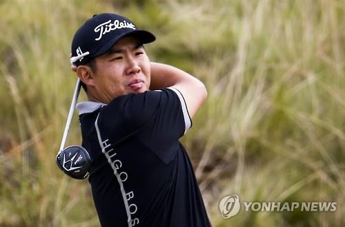 안병훈(24)이 18일(현지시간) 미국 워싱턴 주 체임버스베이 골프클럽에서 벌어진 제115회 US오픈 1라운드에서 드라이버 샷을 응시하고 있다. 그는 19일 2라운드까지 중간 합계 9오버파 149타에 그쳐 컷탈락했다. (EPA=연합뉴스)