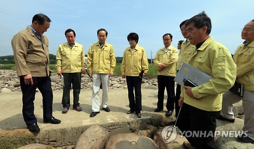 가뭄으로 제한급수 중인 속초시를 방문한 윤성규 환경부장관이 20일 속초시의 취수원인 쌍천을 찾아 이병선 속초시장, 김미영 강원도경제부지사 등과 함께 주변을 둘러보고 있다. 속초시는 지난 17일부터 매일 오후 10시∼다음날 오전 6시 시 전역에 급수를 중단하고 있다. (속초=연합뉴스)