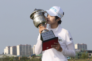 21일 인천 베어즈베스트 골프클럽에서 열린 기아자동차 제29회 한국여자오픈골프선수권대회에서 우승한 박성현이 트로피에 입을 맞추고 있다. KLPGA 제공
