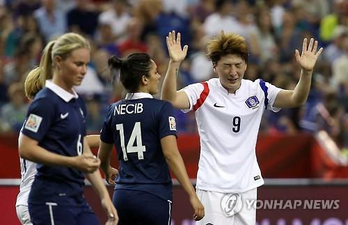 22일 오전(한국시간) 캐나다 몬트리올 올림픽 스타디움에서 열린 2015 캐나다 여자 월드컵 16강전 한국과 프랑스의 경기. 박은선이 슛을 실패한 뒤 아쉬워하고 있다. (몬트리올=연합뉴스)