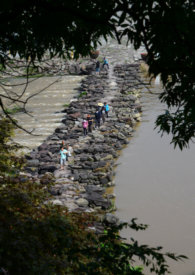 <이호준의 ‘나를 치유하는 여행’>자연 품은 돌다리 사람들의 흔적들 1000년을 이었네