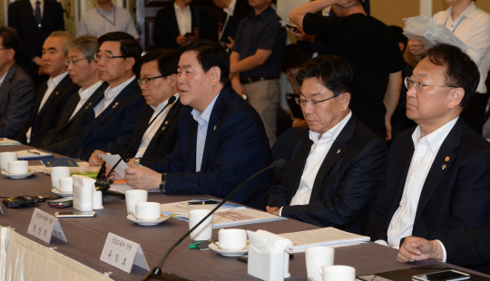 최경환(오른쪽 세 번째) 부총리 겸 기획재정부 장관이 25일 서울 영등포구 여의동 국회의사당 귀빈식당에서 열린 ‘2015년 하반기 경제정책방향’ 당정협의에서 인사말을 하고 있다.