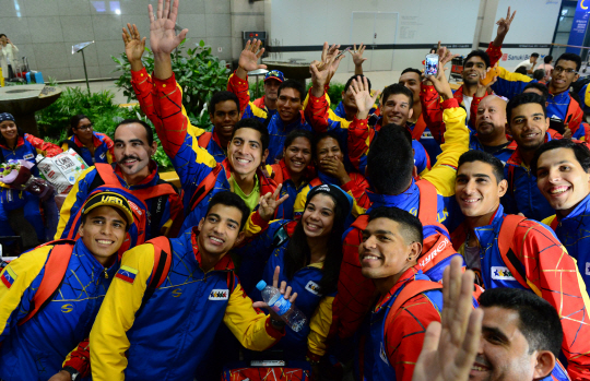2015 광주하계유니버시아드 참가국 중 처음으로 입국한 베네수엘라 선수단이 25일 오전 인천공항에서 취재 카메라를 쳐다보며 즐거운 표정을 짓고 있다.   곽성호 기자 tray92@