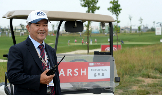 홍두표 회장이 기아자동차 제29회 한국여자오픈 1라운드가 열린 지난 18일 인천 청라 베어즈베스트 골프장 18번 홀 티잉 그라운드 옆에서 선수들을 지켜보고 있다.  곽성호 기자 tray92@