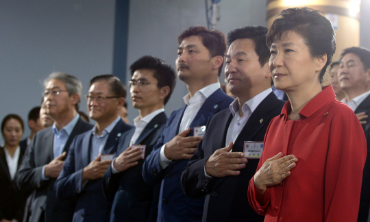 박근혜 대통령이 26일 오전 제주 제주시 중앙로 제주테크노파크에서 열린 제주창조경제혁신센터 출범식에 참석, 원희룡(오른쪽 두 번째) 제주지사, 김범수(〃 세 번째) 다음카카오 이사회 의장 등과 함께 국민의례를 하고 있다. 뉴시스