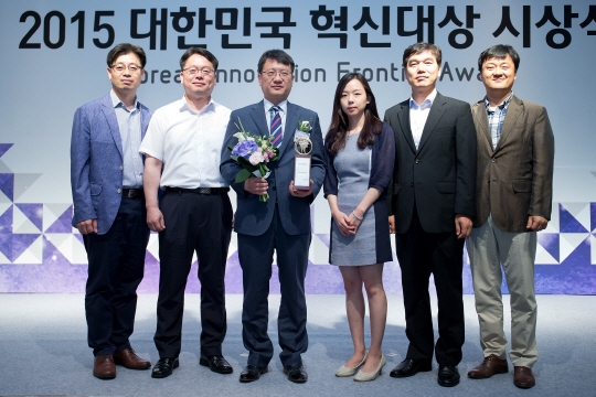 지난 23일 한국표준협회의 공공부문 경영혁신 대상을 수상한 김영우(왼쪽 세 번째) 철도시설공단 부이사장과 임직원들.  철도시설공단 제공