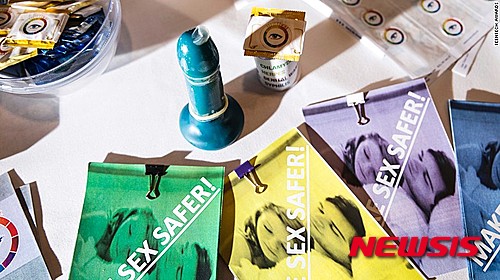 【서울=뉴시스】영국 10대들이 성병을 감지하면 색깔이 변하는 콘돔의 개념설계로 제시한 콘돔 사진. (사진출처: CNN 인터넷판)