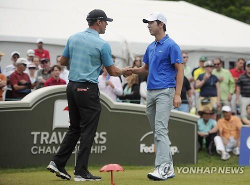 노승열이 3라운드를 마친 뒤 동반 플레이어 그레이엄 델라에트와 악수하고 있다. (AP=연합뉴스)