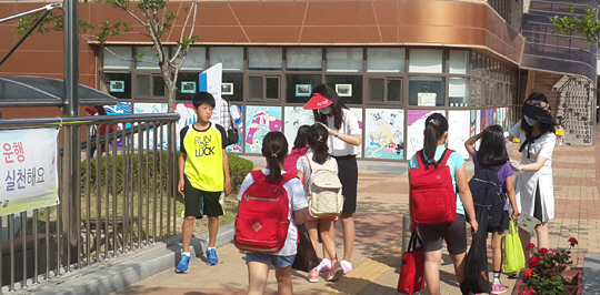 경기 수원시 영통구의 광교초등학교 학생들이 29일 오전 8시 20분쯤 삼삼오오 짝을 지어 활기찬 모습으로 등교하고 있다.