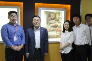 29일 제2연평해전 13주기를 기리기 위해 서울 시내 한 영화관을 찾은 이태종(왼쪽 두번째) ㈜한화 사장과 직원들이 영화 ‘연평해전’을 관람하기에 앞서 기념촬영을 하고 있다.