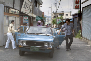 영화 ‘극비수사’의 주인공 공길용(김윤석·오른쪽) 형사는 포니 자동차를 타고 다닌다. 이 영화에는 이 차를 비롯해 1970년대 자동차 총 20대가 동원됐다.  쇼박스 제공