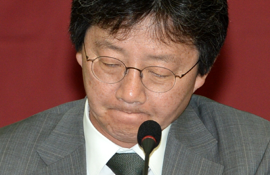 유승민 새누리당 원내대표가 30일 오전 국회에서 열린 원내대책회의를 주재하면서 자신의 거취 논란과 관련해 굳은 표정을 짓고 있다.