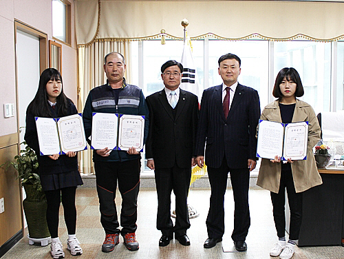 박영봉(오른쪽 두 번째) 촛불장학회 회장이 지난 4월 8일 강원 강릉시 강릉보훈지청 지청장실에서 가톨릭관동대 학생과 그 가족에게 장학증서를 전달한 후 기념촬영을 하고 있는 모습.    강릉보훈지청 제공