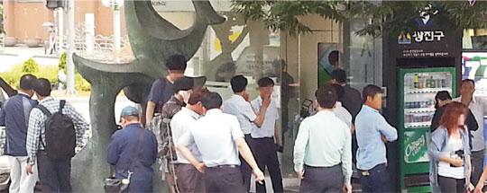 지난 6월 30일 서울 광진구 동서울터미널 주변에 설치된 한 흡연부스 주변에서 사람들이 부스 안으로 들어가지 않고 밖에서 담배를 피우고 있다.