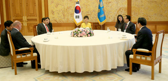 박근혜 대통령이 2일 오전 청와대 접견실에서 정의화 국회의장이 주도해 창설한 ‘5개 중견국 협의체(믹타·MIKTA)’ 국회 의장단을 접견하고 있다.