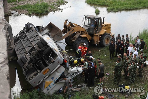 (지안 신화=연합뉴스)  1일 오후 5시30분께(현지시간) 중국 지린(吉林)성 지안(集安)에서 한국인 20여명을 태운 버스가 지안과 단둥(丹東) 경계지점 조선족마을 부근 다리에서 하천으로 추락했다. 사진은 아수라장이 된 사고 현장.