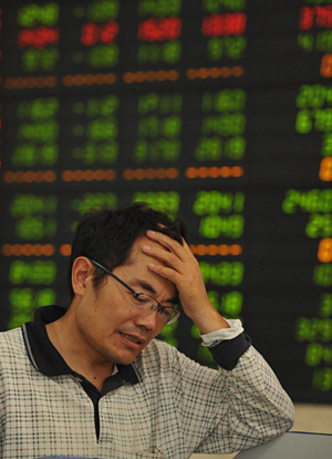◀ 중국의 한 주식 투자자가 지난 6월 29일 안휘성 푸양에서 주식전광판 앞을 지나며 난감한 표정을 짓고 있다. 중국정부가 금리 인하를 단행했음에도 불구하고 주식 급락세가 이어지는 등 주식시장의 불안정성이 지속되고 있다.  AFP연합뉴스