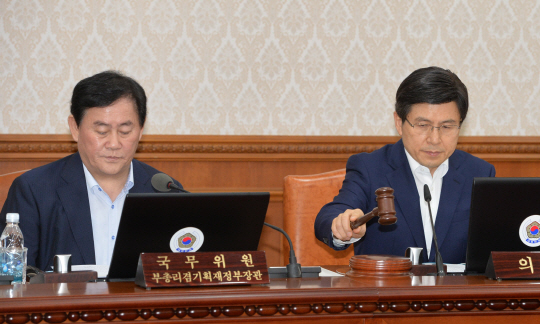 황교안(오른쪽) 국무총리가 추가경정예산안 편성 등을 위해 3일 오전 정부서울청사에서 개최된 임시 국무회의에서 최경환 부총리 겸 기획재정부 장관 등이 참석한 가운데 의사봉을 두드리고 있다.
