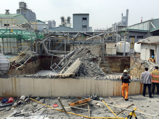3일 오전 9시 19분쯤 울산 남구 한화케미칼 울산2공장 폐수처리장 인근에서 폭발사고가 발생해 현재 최소 4명 이상의 사망자가 발생한 것으로 확인됐다. 현장에 출동한 소방관들이 어지럽게 널려있는 건물 잔해를 수습하고 있다.