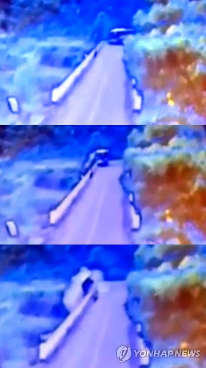 (서울=연합뉴스) 중국 지린(吉林)성 지안(集安)에서 1일 한국 지방공무원들을 태운 버스가 다리에서 추락, 공무원 9명을 포함한 10명이 숨지고 16명이 다쳤다. 사고현장 CCTV 캡처.