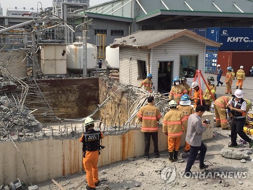 울산시 남구 한화케미칼 울산 2공장에서 3일 폭발사고로 사상자가 발생했다. 소방관들이 현장에 출동해 수습작업을 벌이고 있다. (울산=연합뉴스)