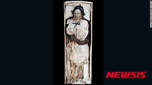 【서울=뉴시스】17세기 스웨덴 대주교였던 페더 윈스트루프 주교의 사체 발치에서 5~6개월 정도 된 태아 사체가 발견됐다. 발견된 태아 사체가 주교와 혈연관계인지에 대해서는 아직 밝혀지지 않았으나, DNA테스트를 통해 밝혀질 예정이다. (사진출처: CNN)