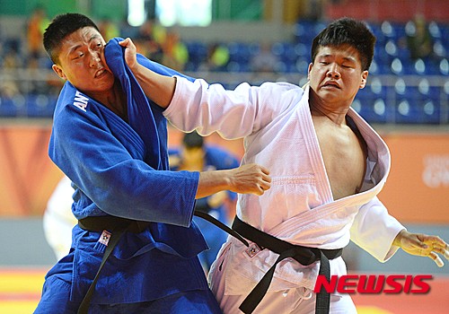 【광주=뉴시스】4일 오후 광주 서구염주빛고을체육관유도에서 열린 2015 광주 하계유니버시아드 유도 남자 100kg급 준결승에 출전한 대한민국 조구함(흰색 도복)이 중국의 장준 상대로 공격을 시도하고 있다.