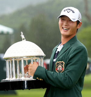 대니 리가 6일(한국시간) 그린브라이어 클래식 우승컵을 든 채 함박웃음을 짓고 있다.   AFP연합뉴스