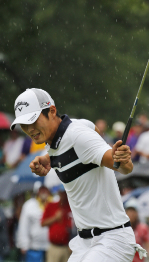 대니 리가 6일(한국시간) 미국 웨스트버지니아주 올드화이트 TPC에서 열린 미국프로골프(PGA)투어 그린브라이어 클래식 1차 연장전 18번 홀에서 버디를 낚은 뒤 환호하고 있다.  AP뉴시스