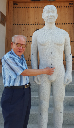 구당 김남수 옹이 지난 4일 오후 전남 장성군 서삼면 금계리 무극보양뜸센터에서 인체 석상에 표시된 무극보양뜸 자리에 대해 설명하고 있다.