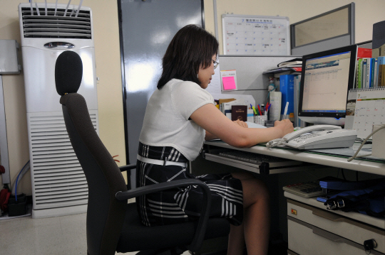 에어컨을 틀었을 땐 자주 환기를 시켜 신선한 공기를 공급해야 한다.