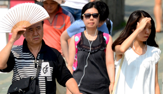 무더위가 심한날에는 바깥활동을 두 시간 이내로 줄여야 한다.