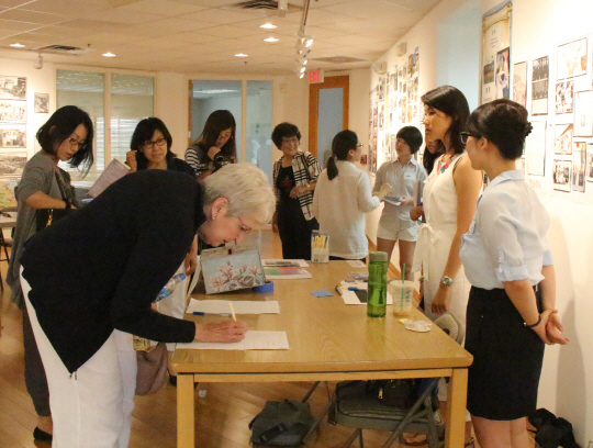 ‘일본군 위안부 문제 해결을 위한 세계 1억 인 서명운동’에 동참한 미국 시카고 한인회·여성핫라인이 지난 5일 시카고에서 공동주최한 위안부 피해자 김복동 할머니 증언행사에서 참석자들이 서명하고 있다. 이날 행사에는 한인 동포와 지역 주민, 학계·정계 인사 등 150여 명이 참석했다.  연합뉴스