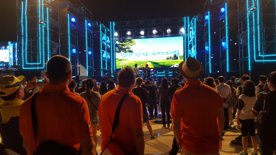 6일 밤 광주 동구 금남로 국립아시아문화전당 주변에서 열린 ‘청년난장 페스티벌’에서 외국인들을 비롯한 관객들이 뮤지션들의 공연을 관람하고 있다.