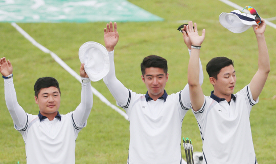7일 오전 광주국제양궁장에서 열린 2015 광주하계유니버시아드대회 양궁 컴파운드 남자 단체 결승전에서7 금메달을 확정한 양영호, 김태윤, 김종호(왼쪽)가 손을 흔들며 관중들에게 인사하고 있다. 연합뉴스