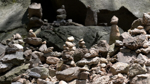 수덕사 뒤편 사면석불 아래의 돌탑은 돌의 개수만큼이나 많은 바램이 쌓여있다.