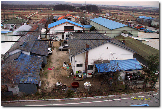 경기 파주시 군내면 비무장지대(DMZ) 내에 있는 대성동마을 주택들이 오랫동안 벽체와 지붕, 섀시 등을 개·보수하지 않은 채 방치돼 1970년대의 초라하고 낡은 모습을 그대로 간직하고 있다.